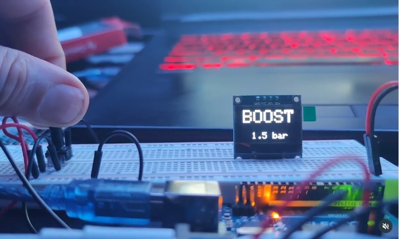 Montage sur breadboard avec Arduino Uno et écran OLED affichant « BOOST »