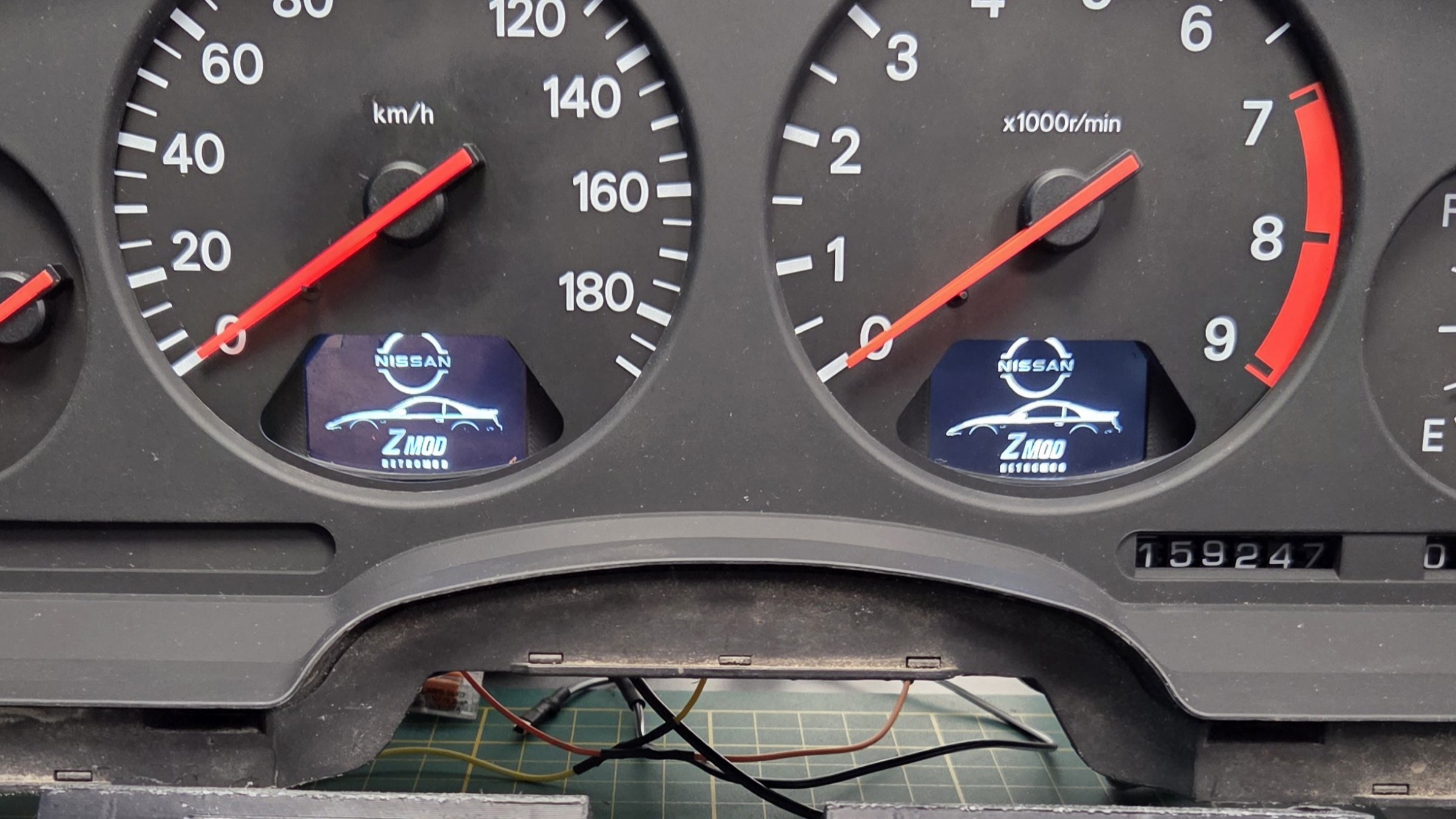 Compteur d'origine de Nissan 300ZX équipé de deux écrans zMODgauge